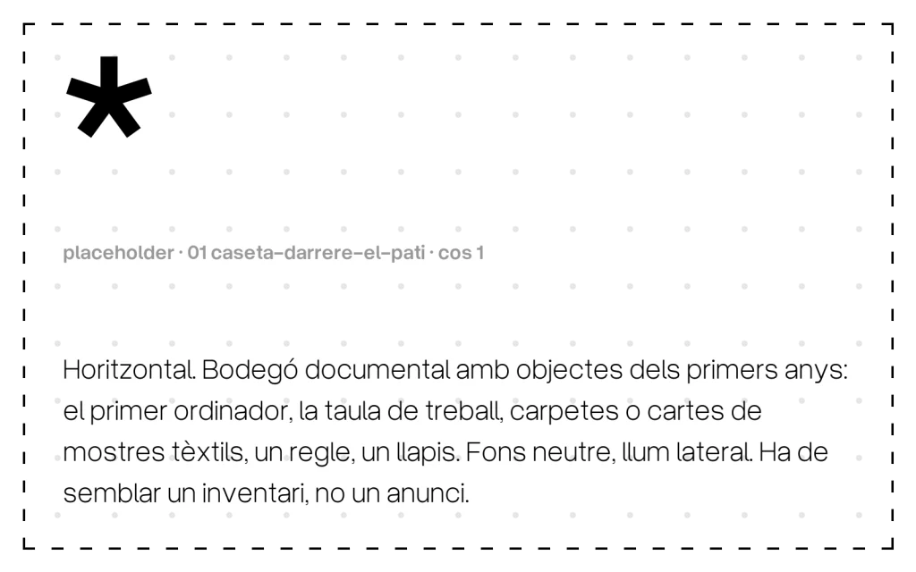 Horitzontal. Bodegó documental amb objectes dels primers anys: el primer ordinador, la taula de treball, carpetes o cartes de mostres tèxtils, un regle, un llapis. Fons neutre, llum lateral. Ha de semblar un inventari, no un anunci.