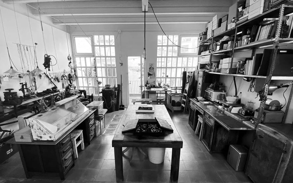 L'espai diàfan del primer pis, amb els bancs del taller de joieria i les taules de treball.