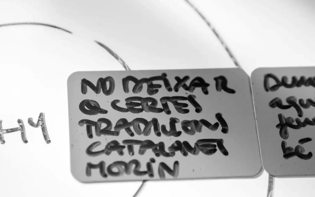 Anotacions escrites a mà damunt d'una proposta de treball.