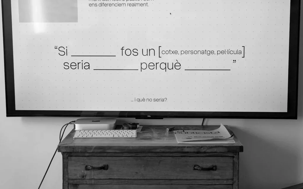 L'estudi al final del dia, amb la feina encara sobre les taules i ningú a la sala.