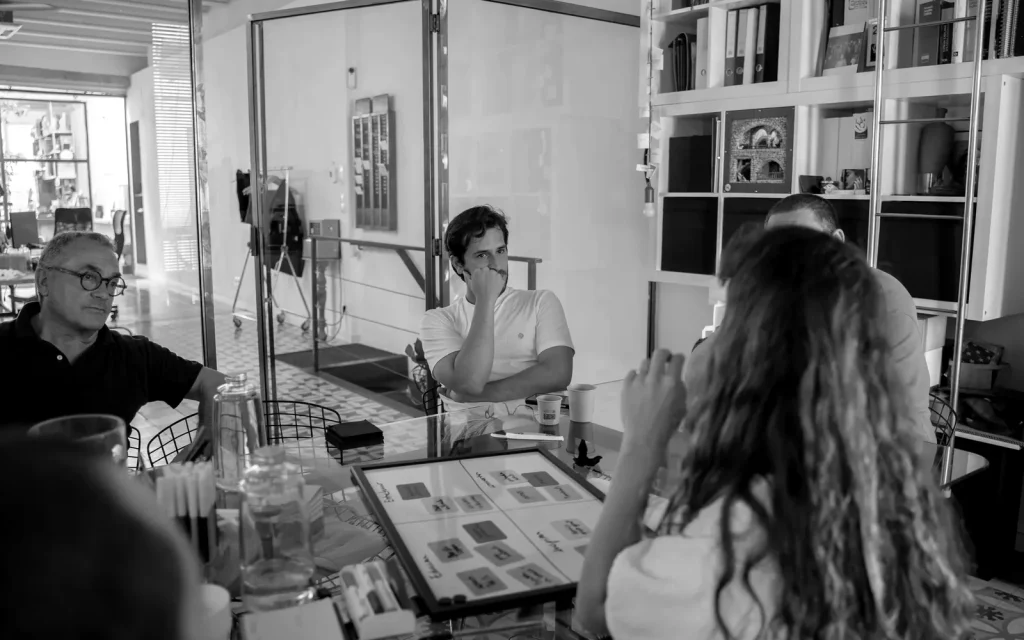 Una reunió de l'estudi amb tothom present, sense mirar a càmera.