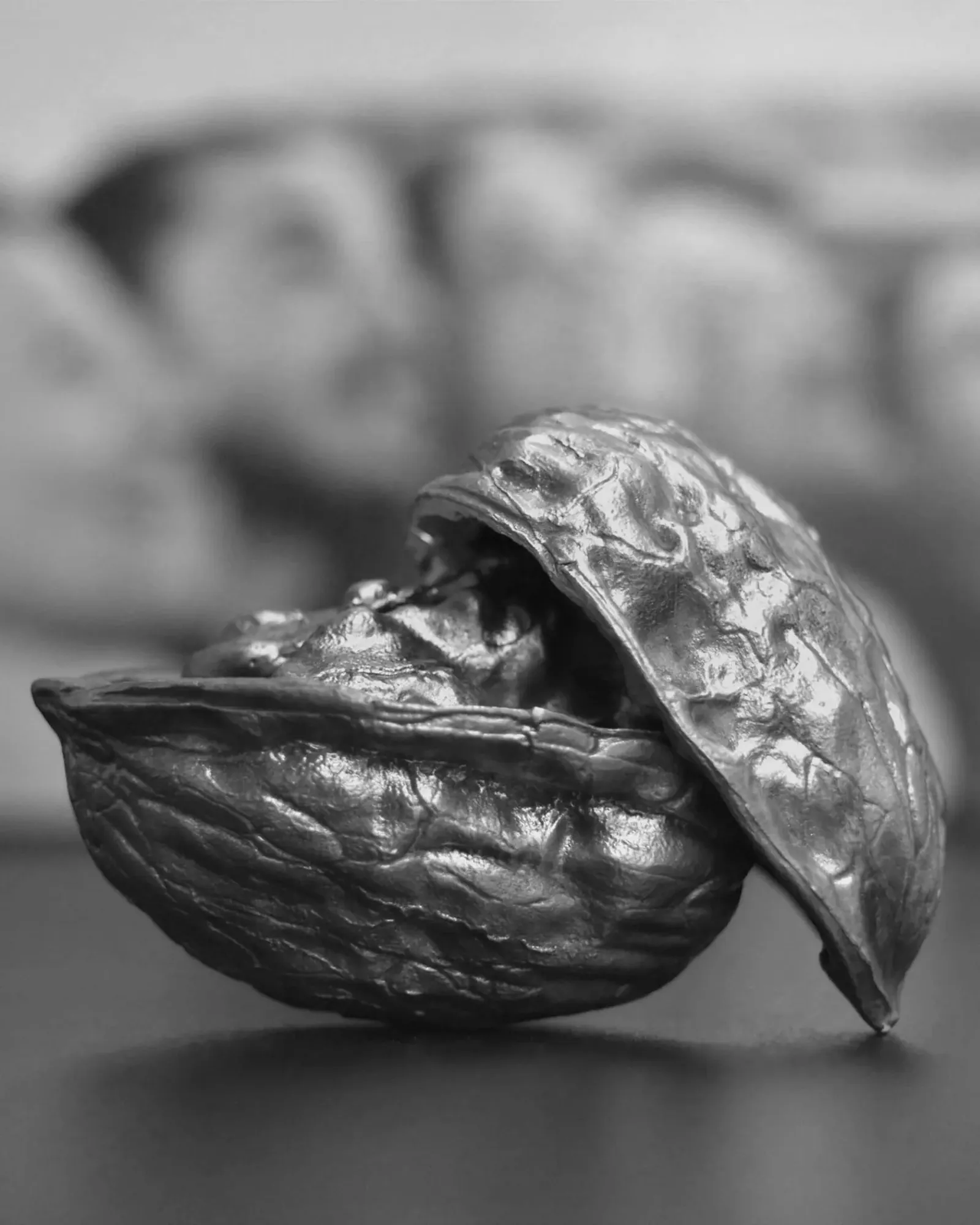 Una nou de metall oberta, la peça que dona nom a Poco Ruido, Muchas Nueces.