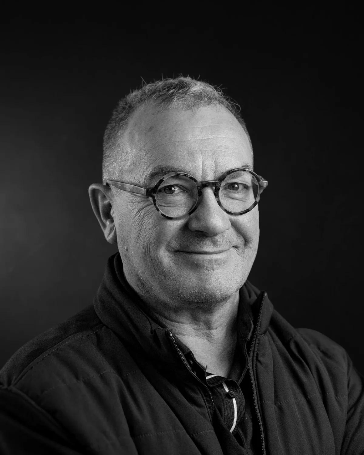 Rafel Codina, fundador de codina*studio, retratat sobre fons negre.