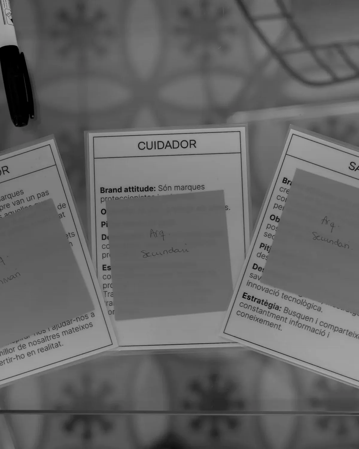 Tres fitxes de treball iguals damunt del terra de rajola hidràulica de l'estudi.