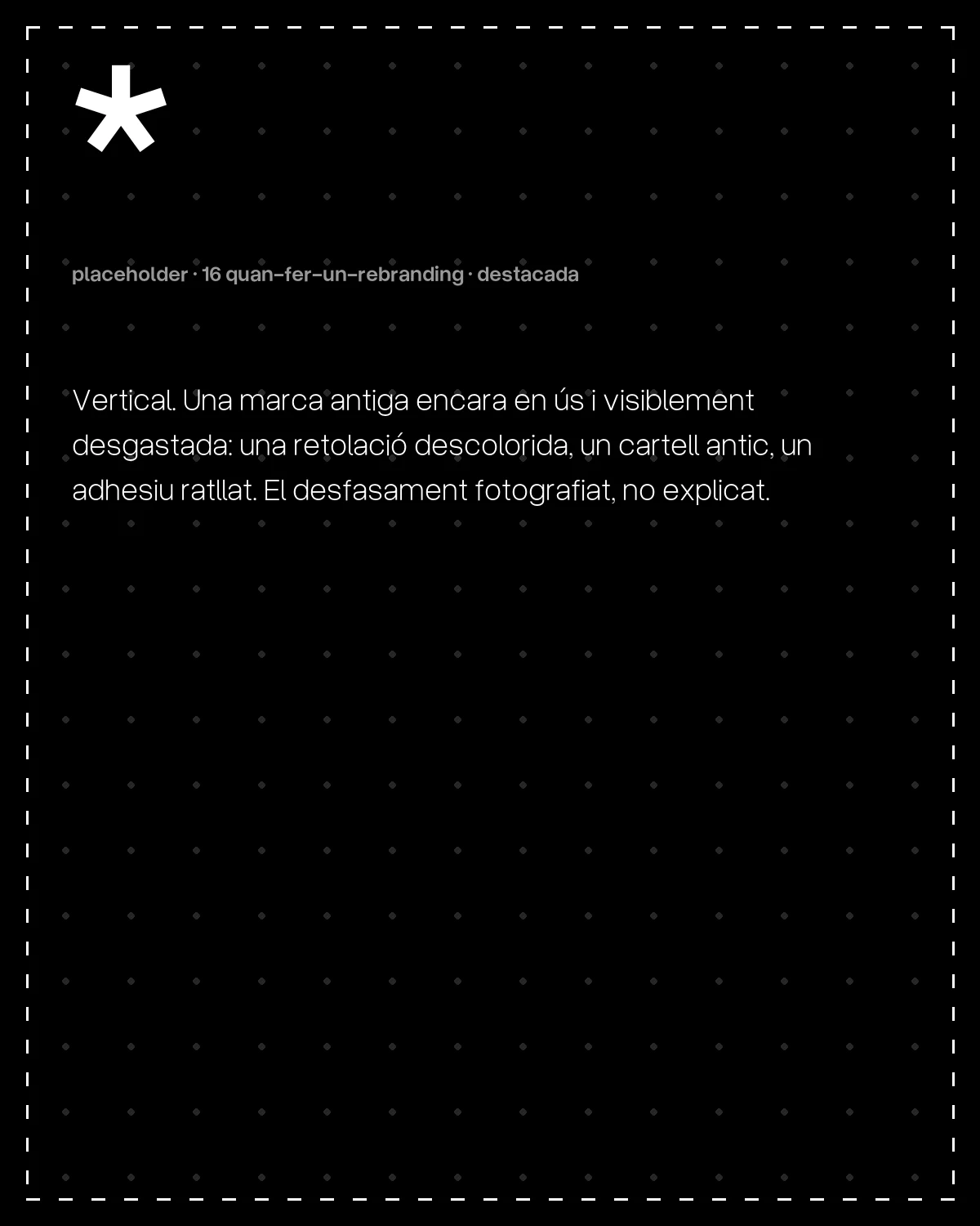 Vertical. Una marca antiga encara en ús i visiblement desgastada: una retolació descolorida, un cartell antic, un adhesiu ratllat. El desfasament fotografiat, no explicat.