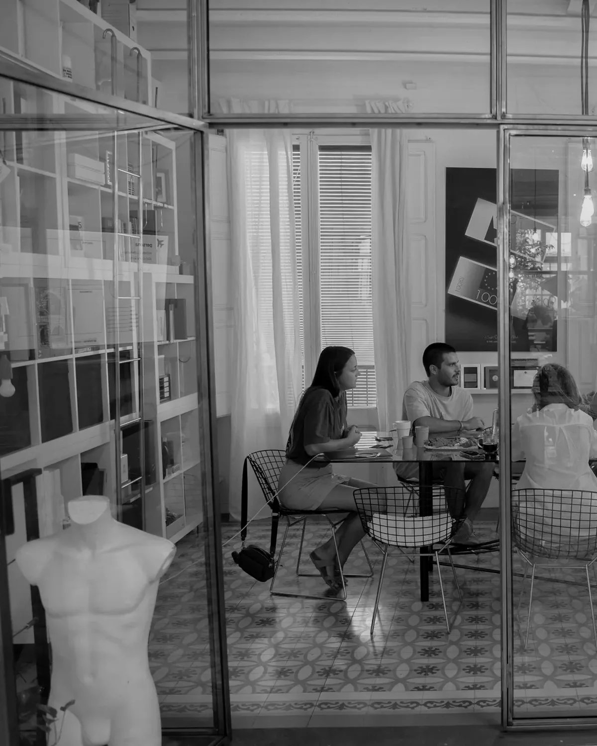 La prestatgeria de l'estudi amb les carpetes i les caixes de projectes de molts anys.